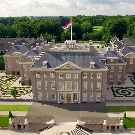 Sfeervolle Chalet Op De Veluwe In Vakantiepark Hoenderloo